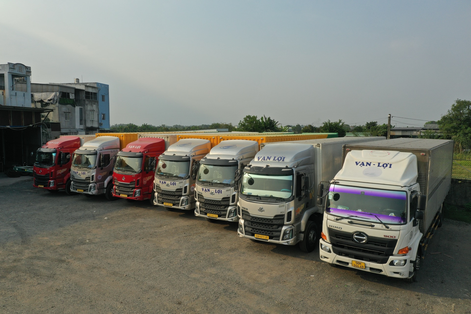 Đội xe tải Vạn Lợi nhìn từ trên cao