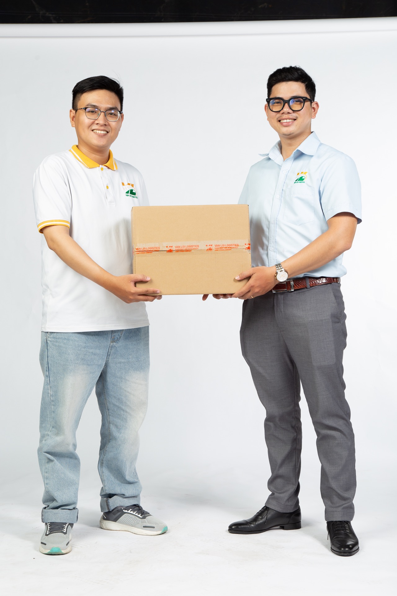 Hai nhân sự Vạn Lợi cùng kiện hàng