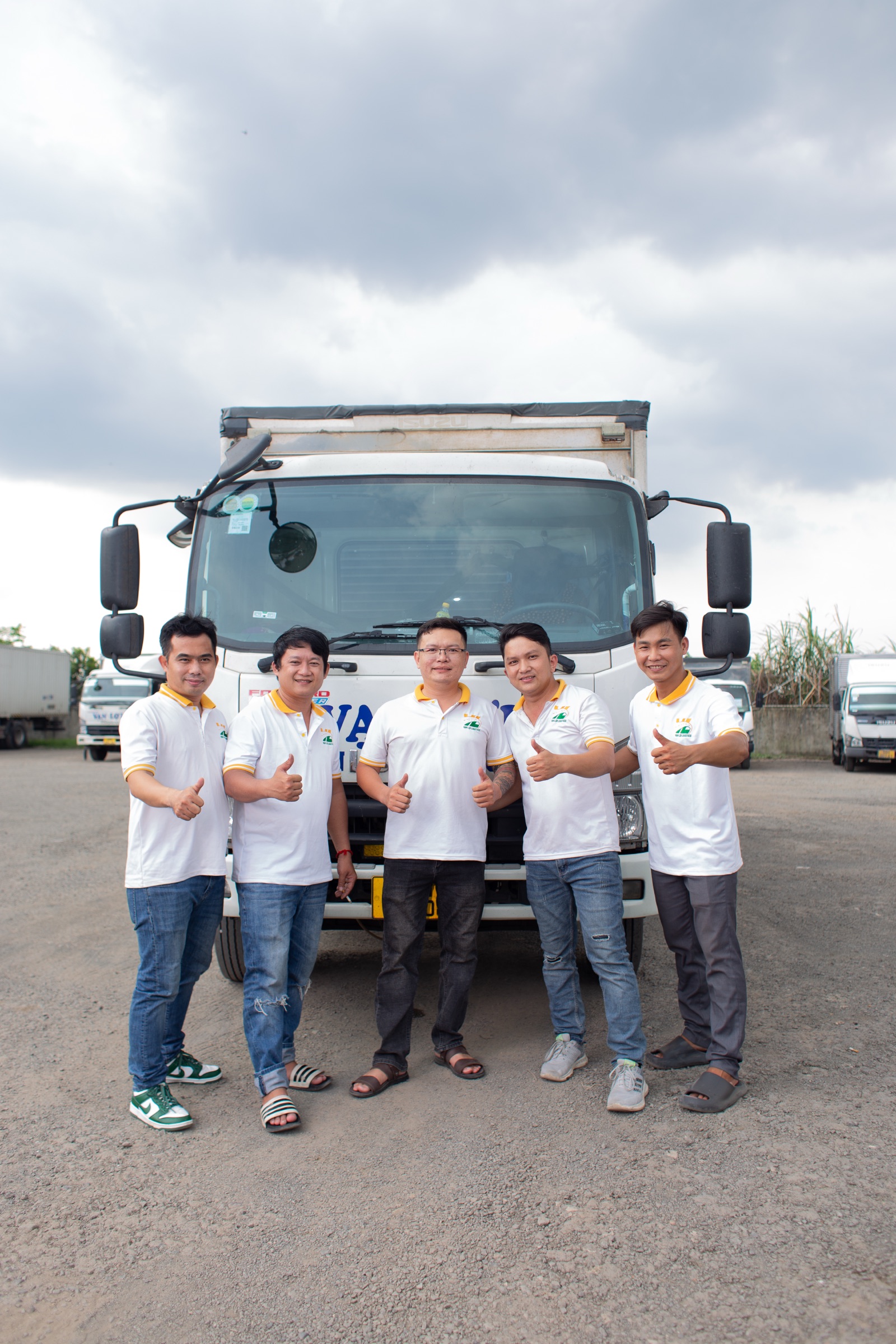 Đội ngũ Vạn Lợi trước xe tải